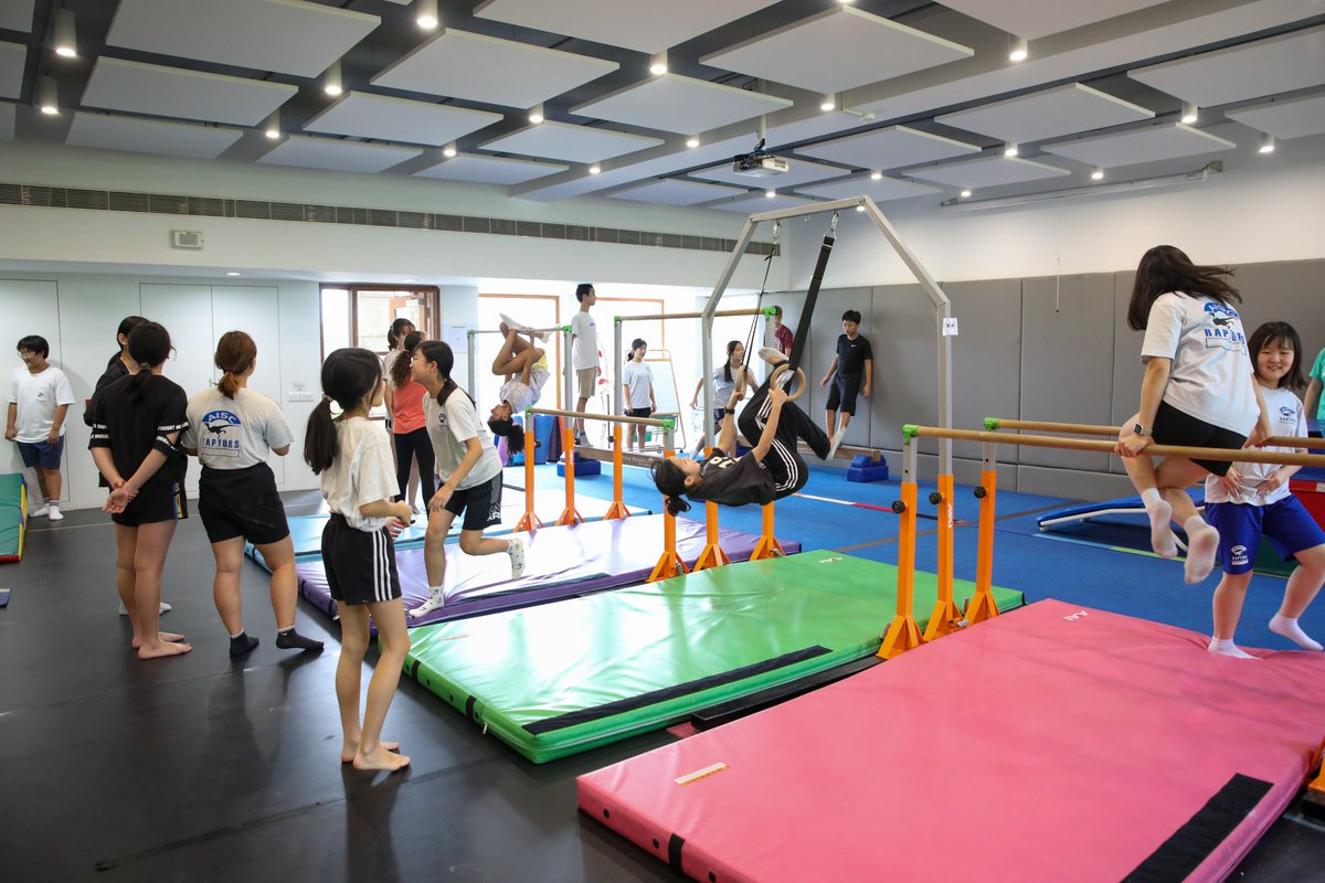 AISCMiddle's tweet image. #AISCGrade7 students build their foundation in Gymnastics during their PE class, perfecting their skills on the beam, parallel bars and floor.
#AISCMiddleSchool
#AISCLearner
#AISCGymnastics