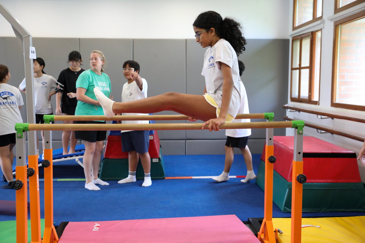 AISCMiddle's tweet image. #AISCGrade7 students build their foundation in Gymnastics during their PE class, perfecting their skills on the beam, parallel bars and floor.
#AISCMiddleSchool
#AISCLearner
#AISCGymnastics