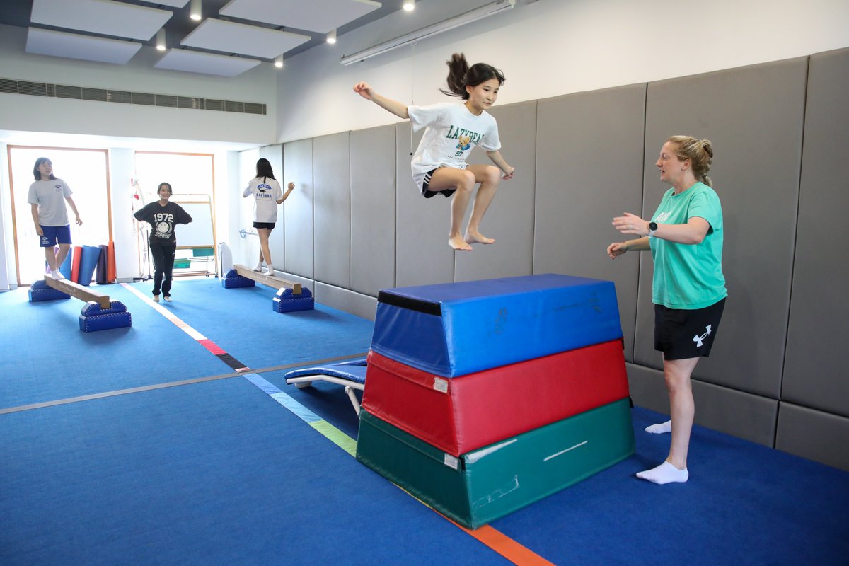 AISCMiddle's tweet image. #AISCGrade7 students build their foundation in Gymnastics during their PE class, perfecting their skills on the beam, parallel bars and floor.
#AISCMiddleSchool
#AISCLearner
#AISCGymnastics
