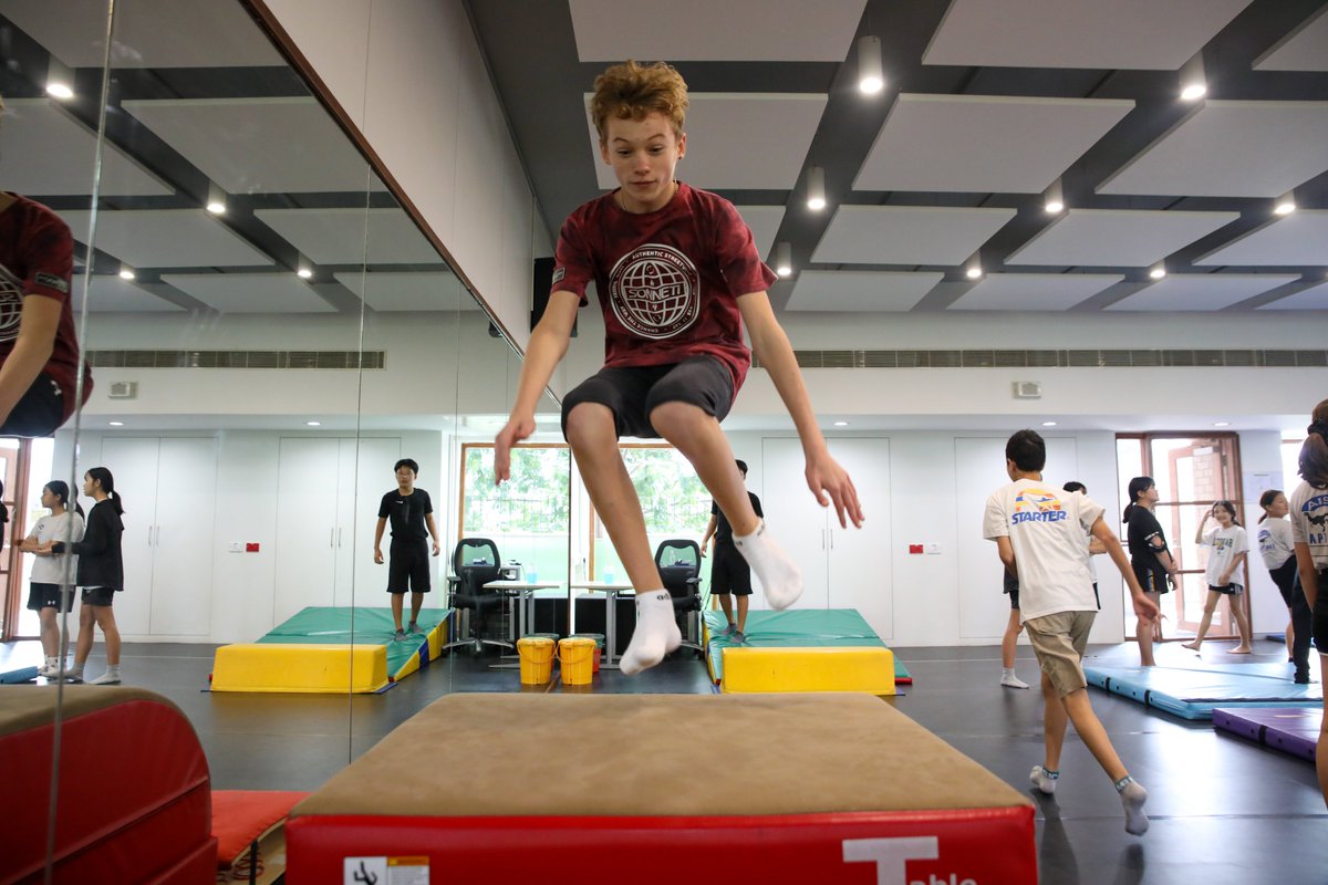 AISCMiddle's tweet image. #AISCGrade7 students build their foundation in Gymnastics during their PE class, perfecting their skills on the beam, parallel bars and floor.
#AISCMiddleSchool
#AISCLearner
#AISCGymnastics