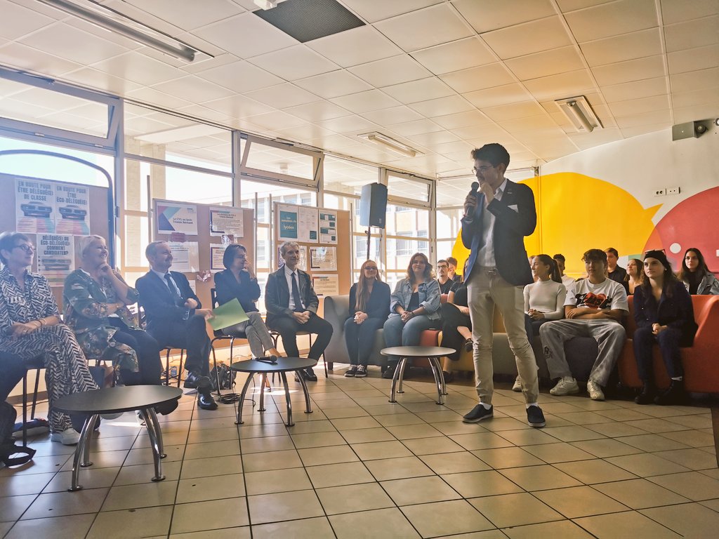 Académie de Besançon (@acbesancon) on Twitter photo Semaines de l'engagement dans l'<a href="/acbesancon/">Académie de Besançon</a>
La Rectrice <a href="/NathalieAlber15/">Nathalie Albert-Moretti</a> a participé, au lycée Tristan Bernard <a href="/0251079m/">L.P. TRISTAN BERNARD</a>, a une séance animée par des élus lycéens devant leurs camarades.
Objectif : témoigner et partager leur expérience pour inciter les élèves à s'engager. Semaines de l'engagement dans l'<a href="/acbesancon/">Académie de Besançon</a>
La Rectrice <a href="/NathalieAlber15/">Nathalie Albert-Moretti</a> a participé, au lycée Tristan Bernard <a href="/0251079m/">L.P. TRISTAN BERNARD</a>, a une séance animée par des élus lycéens devant leurs camarades.
Objectif : témoigner et partager leur expérience pour inciter les élèves à s'engager.