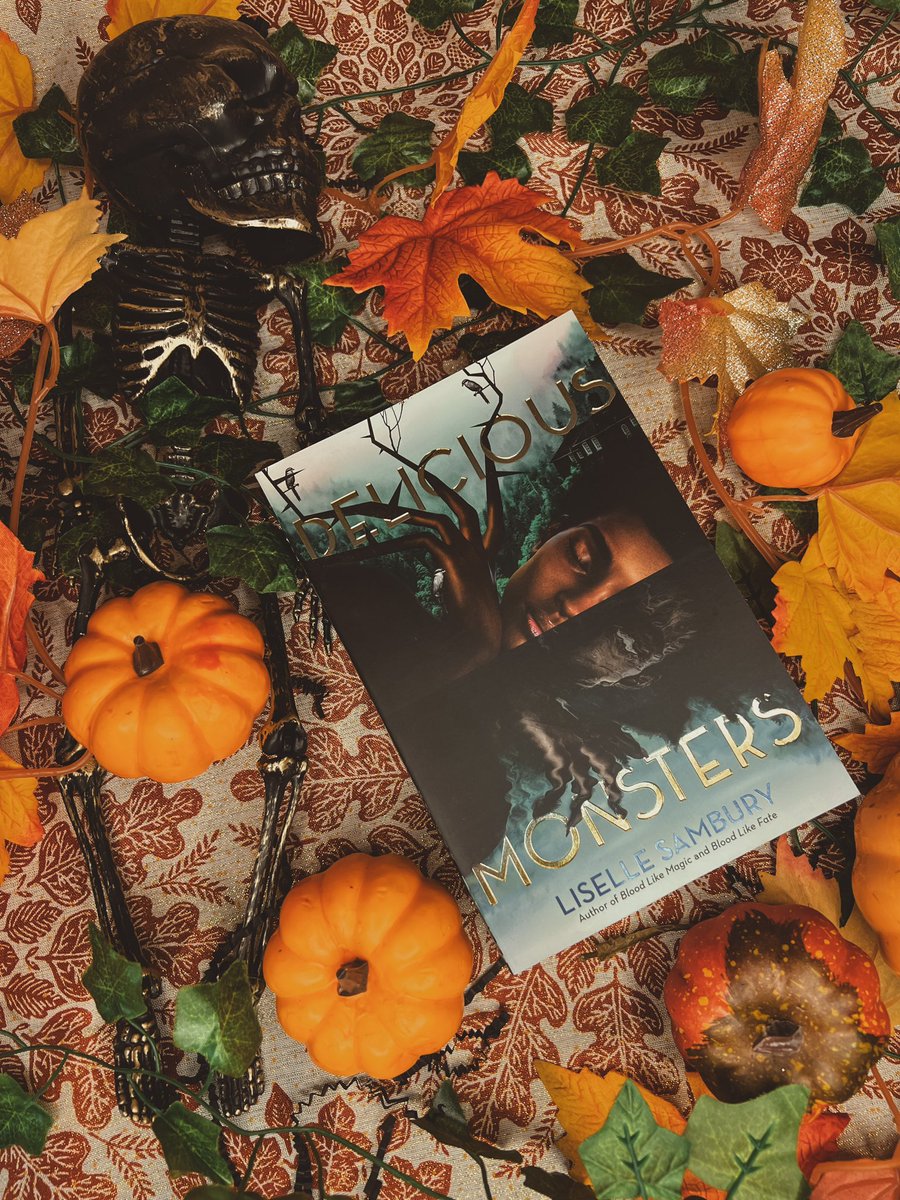 The paperback of Delicious Monsters is out! It has the same gorgeous cover foiling as the hardcover, an exclusive short story, and a sneak peek of Tender Beasts, my 2024 YA psychological thriller/horror. The perfect read for spooky szn 👻

Grab your copy: bit.ly/deliciousmonst…