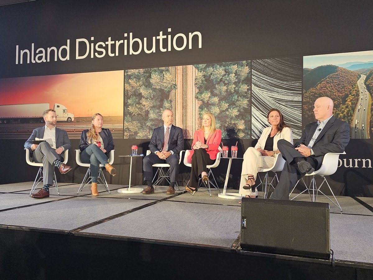 cmroberson06's tweet photo. Great response from Brian Alexander of The Hub Group - "Peak in pockets" when asked about the peak season during The View From the Top session moderated by @MarkSzakonyi.  #inland23 https://t.co/KzrQ0kQpNe