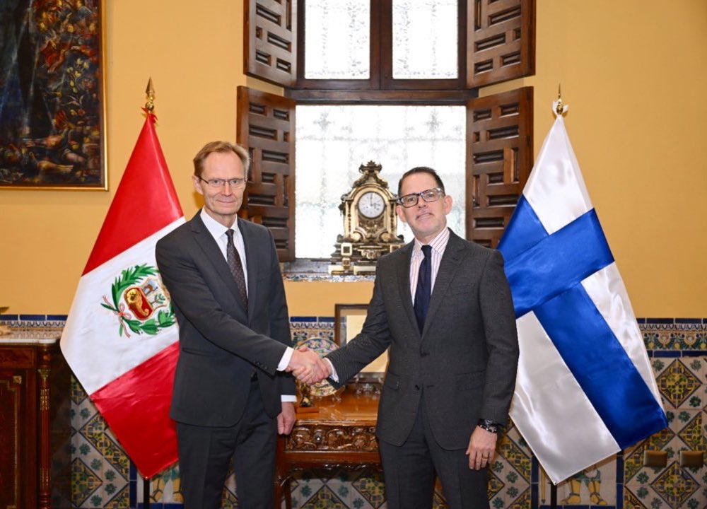 EmbFinLima's tweet photo. El viceministro de Asuntos Económicos de #Finlandia, @petri_peltonen🇫🇮, de visita en #Perú para participar en el #PERUMIN2023, se reunió con el Vicecanciller Ignacio Higueras🇵🇪 y conversaron sobre oportunidades de inversión en áreas como la minería sostenible o infraestructura🤝 https://t.co/yqVjpteOVM