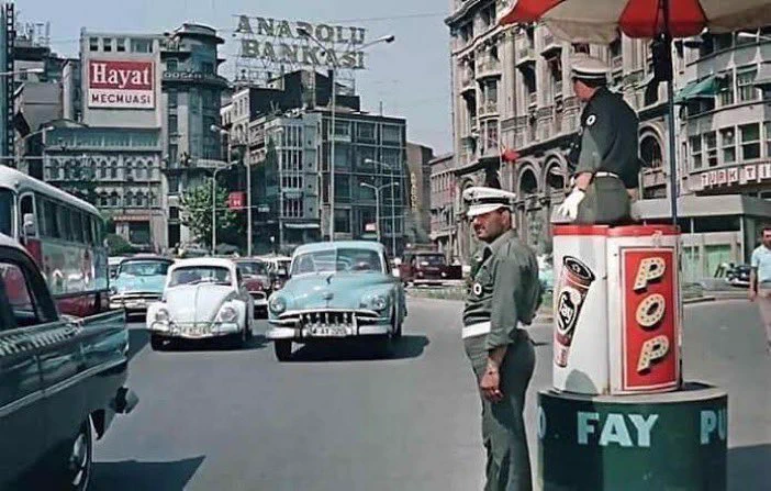 Görselde gördüğünüz standın adı zıvanadır. Eskiden polisler bunun içinde dururmuş. Beni zıvanadan çıkarma lafı burdan gelir.