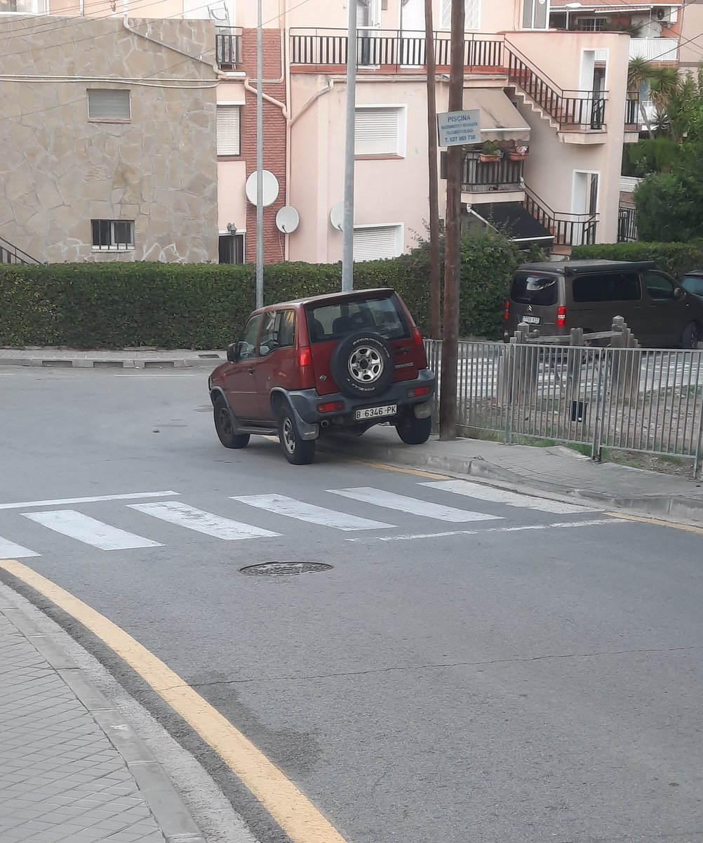 gariciape's tweet photo. Esta molt bé i tant @PLCastelldefels
Però això també és feina vostra ¿o no? #Bellamar i #ElPoal cada día així 😡 Caminem esquivant cotxes  que aparquen sobre les voreres Amb 4 multes se'ls hi trauran les ganes O hi ha permissivitat?
@manualcalde_ @manureyeslopez @AjCastelldefels https://t.co/YLvNQEnkg2