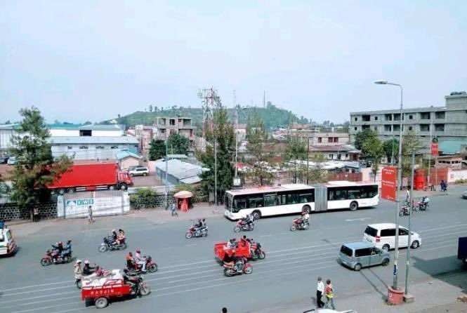 patientanz's tweet photo. La ville de #Goma a sa #modernisation. Nous sommes à Goma en face de la gare centrale. Le moyen de #transport #moderne et #adapté.
Bienvenue à Goma!
#VisitGoma #VisitDRC https://t.co/OfNrGApNPN