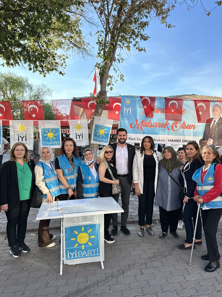 Alemlere rahmet olarak gelen ve ebediyet müjdesi ile cihanı aydınlatan Peygamber Efendimizin doğumunun sene-i devriyesinde, Sincan İlçe Başkanımız ve yöneticilerimizle birlikte lokma dağıttık.

Yüce Rabbim dualarımızı ve ibadetlerimizi kabul etsin, Mevlid Kandilimiz mübarek