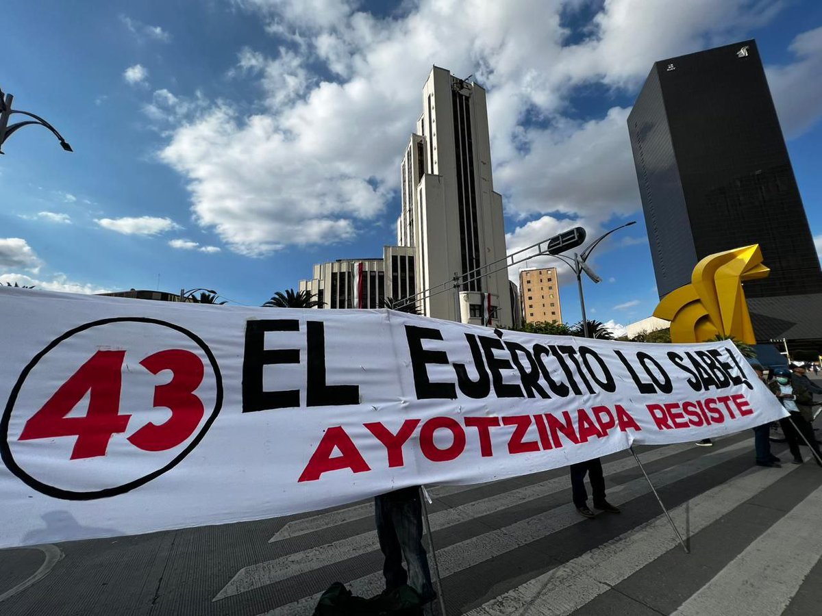article19mxca's tweet photo. 📣 A 9 años de #Ayotzinapa, reiteramos nuestra solidaridad con las familias. Su lucha ha sido ejemplar.

✊ Nuestro respaldo frente a las descalificaciones del presidente a quienes les han acompañado estos 9 años, sobre todo a las organizaciones señaladas con falsedades desde la mañanera: @CentroProdh , @Tlachinollan , @ONUDHmexico, @CIDH, @GIEIAYOTZINAPA.

💢 La dignidad de las familias y la trayectoria de estas organizaciones, no permite la supuesta manipulación que les atribuye el Presidente.