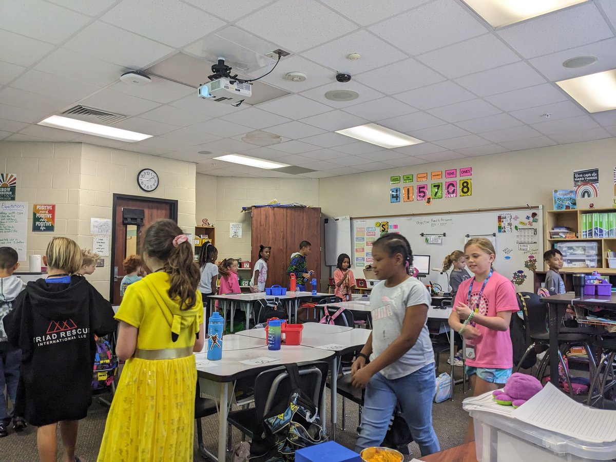 Rounding Cake Walk FUN to the tunes of my girl, Taylor. #santangelosquad  <a href="/HumbleISD_LSE/">Lakeshore Elementary</a> #wearelakeshore #swiftiesintraining