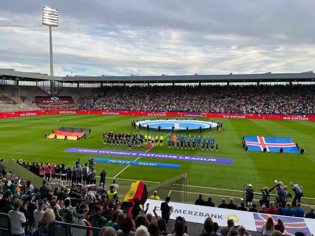 Die Hütte ist voll, der Druck ist hoch für die <a href="/DFB_Frauen/">DFB-Frauen</a> in Bochum gegen Island. #GERISL 
<a href="/SID_Sportnews/">SID</a>