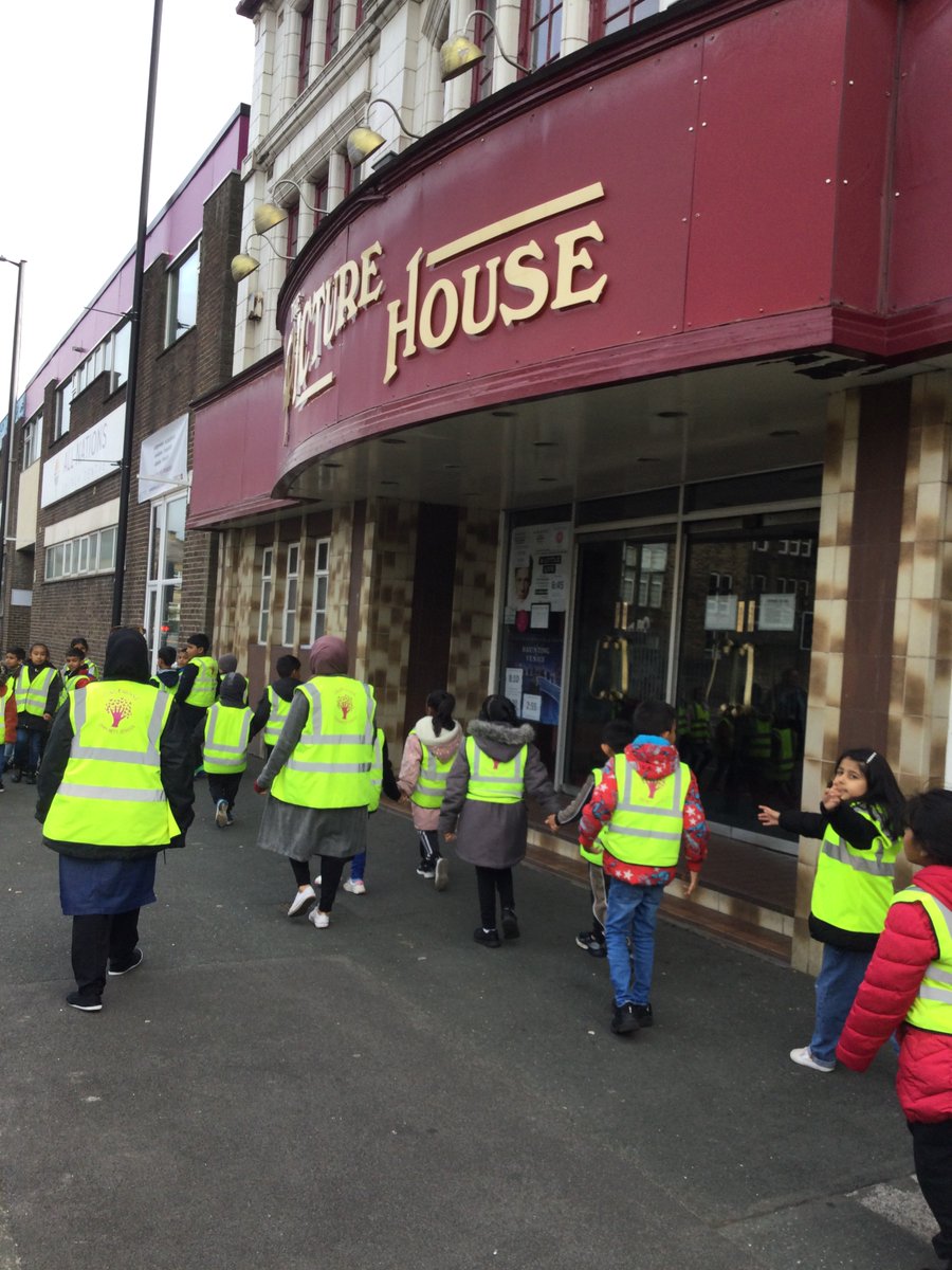 ECS_Keighley's tweet photo. Y2 are enjoying our local curriculum focus. They have been thinking about what they like and dislike about Keighley, and ways it has improved. #KS1geography #localfocus #LOtC #discussion #proud #community https://t.co/nTulNAaVx9