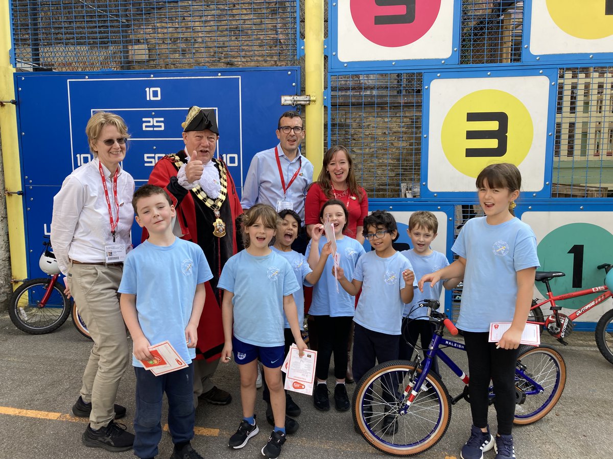 willnorman's tweet image. 🥳🚲🚲 It's #CycleToSchoolWeek 🚲🚲🥳

Delighted to join the kids at St Peter's &amp;amp; Paul's Primary School in Islington for a Bikeability Training session.

@MayorofLondon &amp;amp; @TfL funds free cycle training for kids &amp;amp; adults in all London boroughs

with @EmilyCherryCEO &amp;amp; @RowChampion
