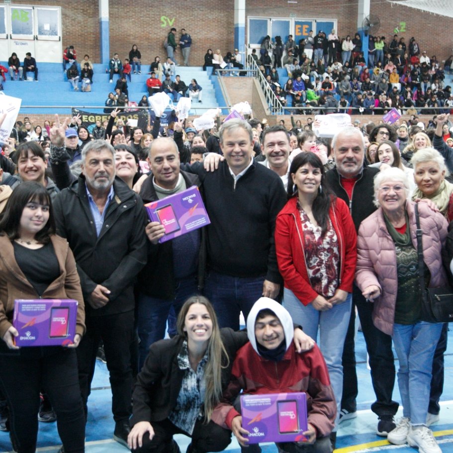 CascallaresPJ's tweet photo. 💻 En Almirante Brown la inclusión digital avanza a todo ritmo. 
Por eso junto a @ambrosinius y a @JuanoFabiani entregamos 5.000 tablets del Programa #ConectandoConVos a nuestras vecinas y vecinos en el Polideportivo Municipal.

#BrownCumple https://t.co/jLvphGS1bR