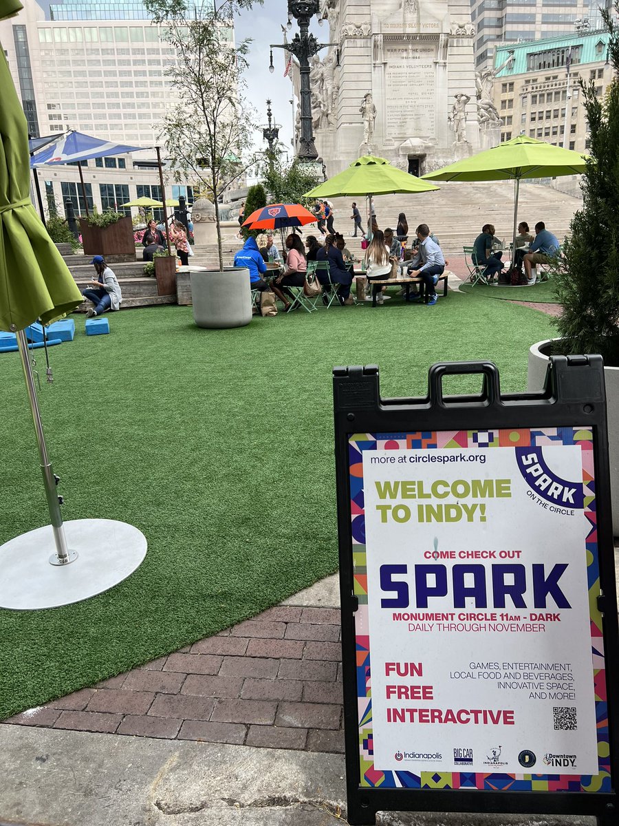 IndyEconDev's tweet photo. SPARK on the Circle is a great place to spend your lunch hour in downtown #Indy! There’s daily art, music, food, and more - everything you need for a quick midday escape. 

Today featured a @IndSportsCorp workout for Tone-Up Tuesday 💪🏽

#Indianapolis #DevelopIndy https://t.co/hmKGX9HKXg
