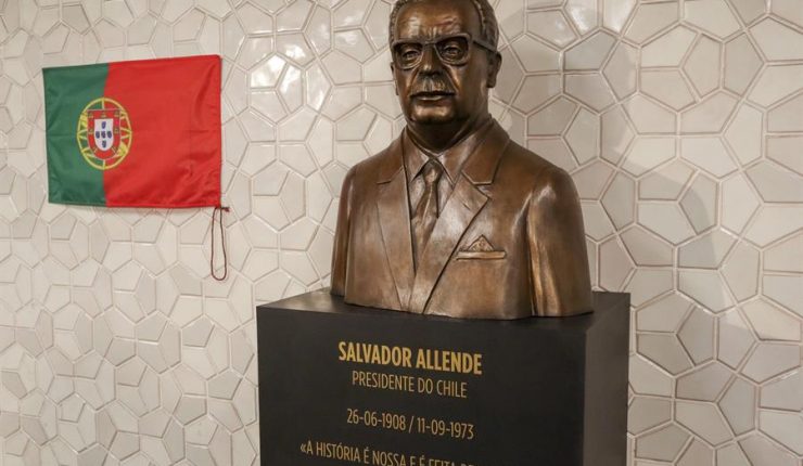 JoviNomas's tweet image. Metro Arrorios de Lisboa, bajo la Plaza de Chile en Portugal, inauguró una escultura de Salvador Allende para defender la memoria en democracia. El busto de 70 centímetros de altura tiene la frase donde “La historia es nuestra y la hacen los pueblos”.
#50AñosDelGolpe