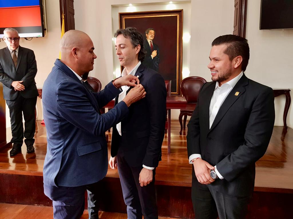 OProtocolo's tweet image. El Honorable Representante Dr. Jhon Jairo González Agudelo rindió público reconocimiento con la Condecoración Orden de la Democracia Simón Bolívar al Señor Alcalde de Medellín, Daniel Quintero Calle, en el grado Cruz Gran Caballero por su importante liderazgo territorial.