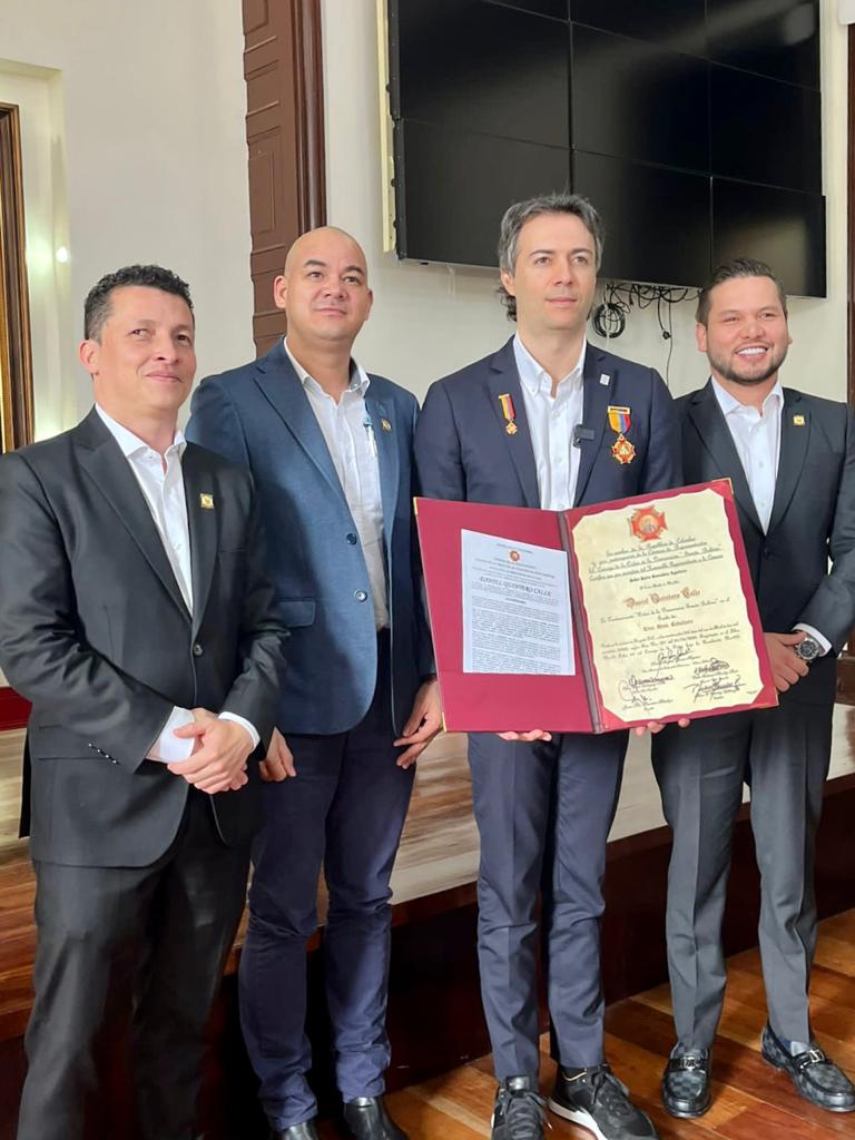 OProtocolo's tweet image. El Honorable Representante Dr. Jhon Jairo González Agudelo rindió público reconocimiento con la Condecoración Orden de la Democracia Simón Bolívar al Señor Alcalde de Medellín, Daniel Quintero Calle, en el grado Cruz Gran Caballero por su importante liderazgo territorial.