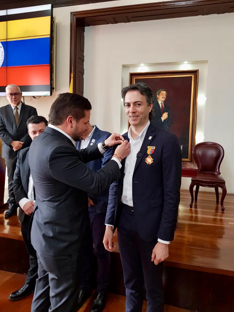OProtocolo's tweet image. El Honorable Representante Dr. Jhon Jairo González Agudelo rindió público reconocimiento con la Condecoración Orden de la Democracia Simón Bolívar al Señor Alcalde de Medellín, Daniel Quintero Calle, en el grado Cruz Gran Caballero por su importante liderazgo territorial.