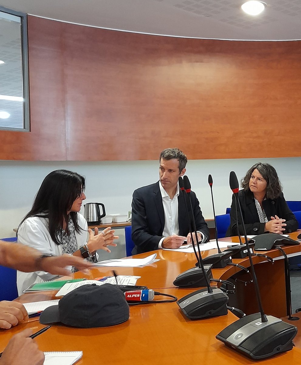 ARSPaca's tweet image. #Bronchiolite👶|@BBijuDuval, directeur départemental de l'ARS Alpes de Htes Provence, accompagné du Dr Garotta, pédiatre au CH de Dignes, a invité les journalistes de La Provence et de Alpes 1, à faire un point sur la bronchiolite et le nouveau #traitement préventif proposé.