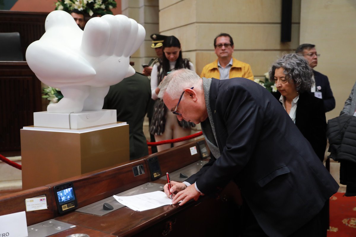 OProtocolo's tweet image. Con inmensa responsabilidad y compromiso con el homenaje que el Congreso de la República le tributa al Maestro Fernando Botero, recibí la icónica escultura de la Paloma de la Paz, gracias a la decisión del señor Presidente de la República Dr. Gustavo Petro Urrego.