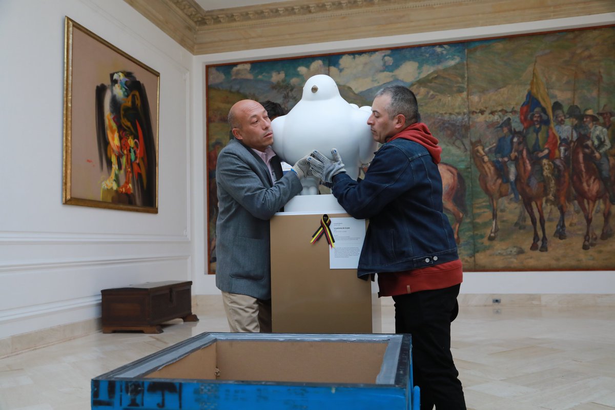 OProtocolo's tweet image. Con inmensa responsabilidad y compromiso con el homenaje que el Congreso de la República le tributa al Maestro Fernando Botero, recibí la icónica escultura de la Paloma de la Paz, gracias a la decisión del señor Presidente de la República Dr. Gustavo Petro Urrego.