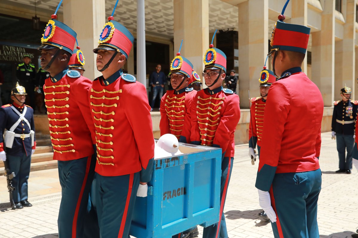 OProtocolo's tweet image. Con inmensa responsabilidad y compromiso con el homenaje que el Congreso de la República le tributa al Maestro Fernando Botero, recibí la icónica escultura de la Paloma de la Paz, gracias a la decisión del señor Presidente de la República Dr. Gustavo Petro Urrego.