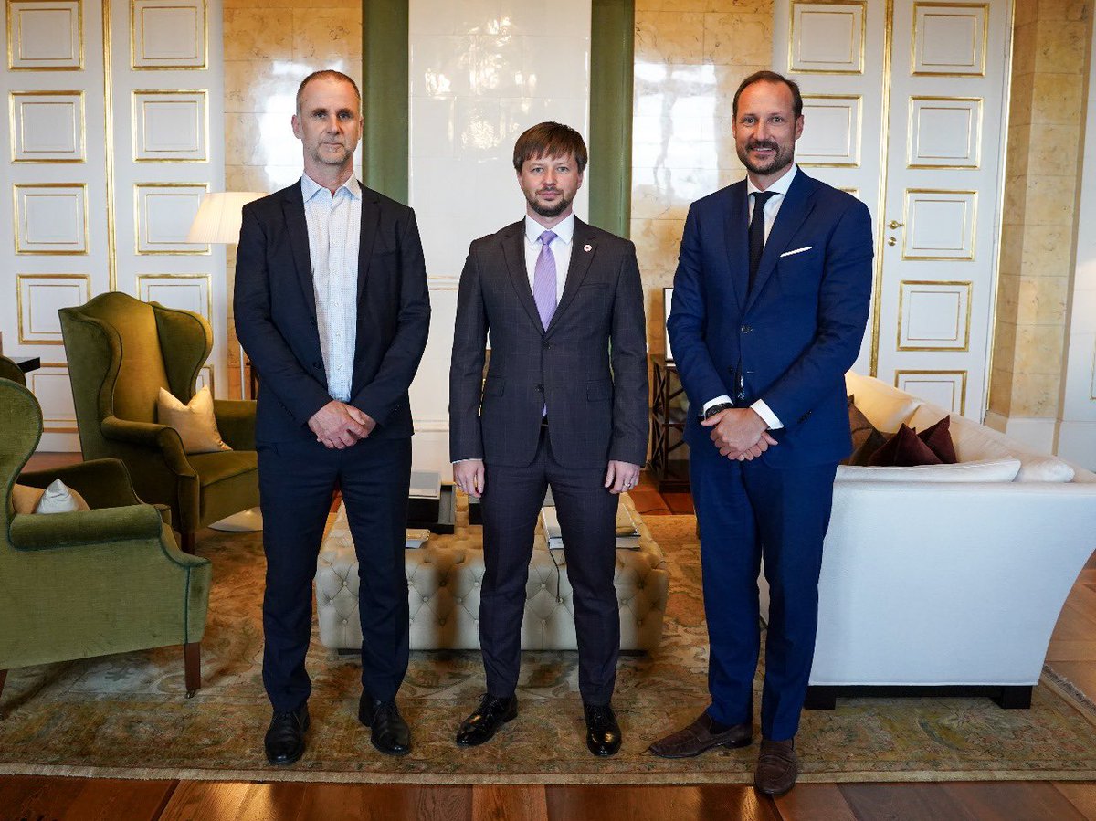 Ukrainian Red Cross (@redcrossukraine) on Twitter photo 🇳🇴🤝 During working visit to #Norway, the Director General of the National Committee of the <a href="/RedCrossUkraine/">Ukrainian Red Cross</a>, Maksym Dotsenko, met with Crown Prince Haakon Magnus of Norway.
They talked about humanitarian situation in #Ukraine during the war and further support to Ukraine. 🇳🇴🤝 During working visit to #Norway, the Director General of the National Committee of the <a href="/RedCrossUkraine/">Ukrainian Red Cross</a>, Maksym Dotsenko, met with Crown Prince Haakon Magnus of Norway.
They talked about humanitarian situation in #Ukraine during the war and further support to Ukraine.
