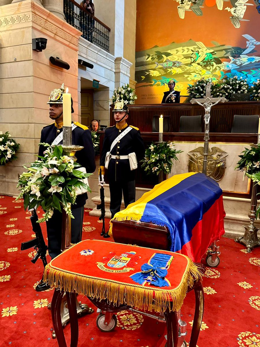 OProtocolo's tweet image. El Congreso de la República rindió sentido homenaje Póstumo, al maestro Fernando Botero Angulo, en Cámara Ardiente en salón Elíptico del Capitolio Nacional. En el acto la mesa directiva del Congreso expresó sus palabras de condolencia en nombre del pueblo colombiano.