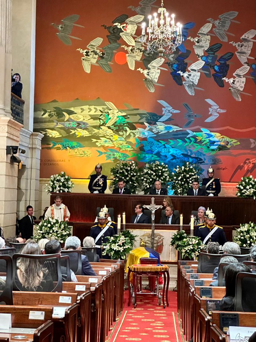 OProtocolo's tweet image. El Congreso de la República rindió sentido homenaje Póstumo, al maestro Fernando Botero Angulo, en Cámara Ardiente en salón Elíptico del Capitolio Nacional. En el acto la mesa directiva del Congreso expresó sus palabras de condolencia en nombre del pueblo colombiano.