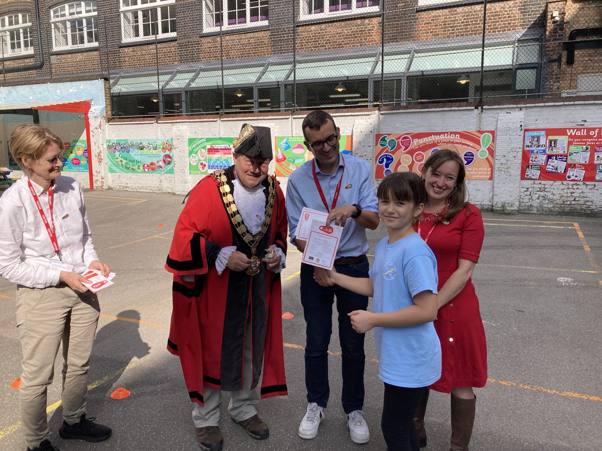 willnorman's tweet image. 🥳🚲🚲 It's #CycleToSchoolWeek 🚲🚲🥳

Delighted to join the kids at St Peter's &amp;amp; Paul's Primary School in Islington for a Bikeability Training session.

@MayorofLondon &amp;amp; @TfL funds free cycle training for kids &amp;amp; adults in all London boroughs

with @EmilyCherryCEO &amp;amp; @RowChampion