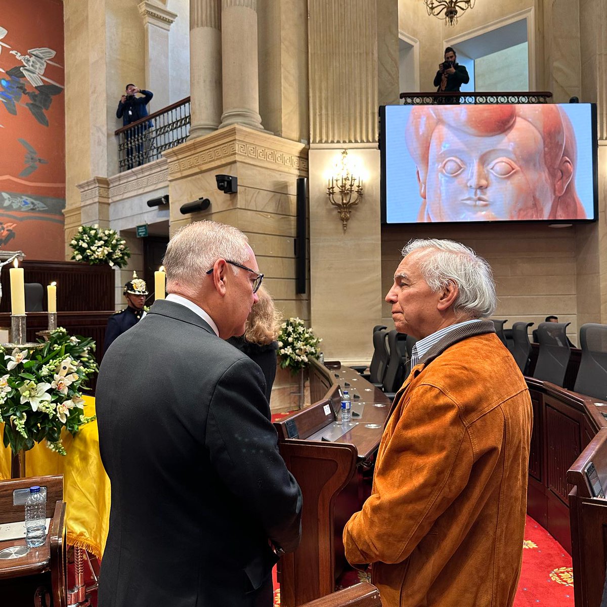 OProtocolo's tweet image. Importantes personalidades y comunidad en general visitaron la Cámara Ardiente del Capitolio Nacional para despedir al Maestro Fernando Botero,  entre ellos el Ministro de Hacienda Ricardo Bonilla, el ex Presidente de Colombia Juan Manuel Santos y su esposa.