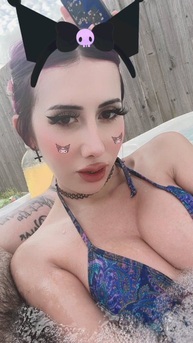 i go in this hot tub every day 😍 https://t.co/yZfmmYN8bV