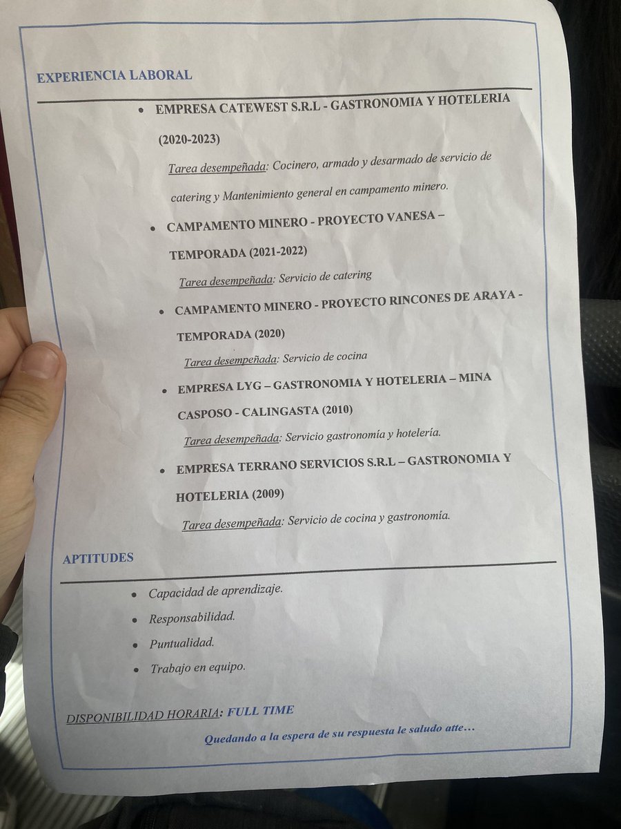 Hoy en el colectivo subió un chico tocando la guitarra que no pedía colaboración , sino que si pueden compartir su CV que está en búsqueda de trabajo. Si pueden compartir se agradece 😃