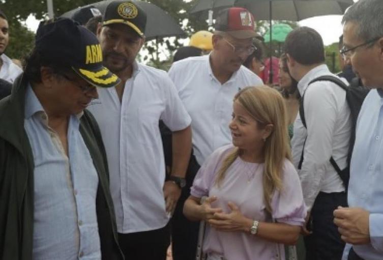 Si Petro no estuvo en Disneyland. ¿Por qué lo vemos aquí hablando con campanita?