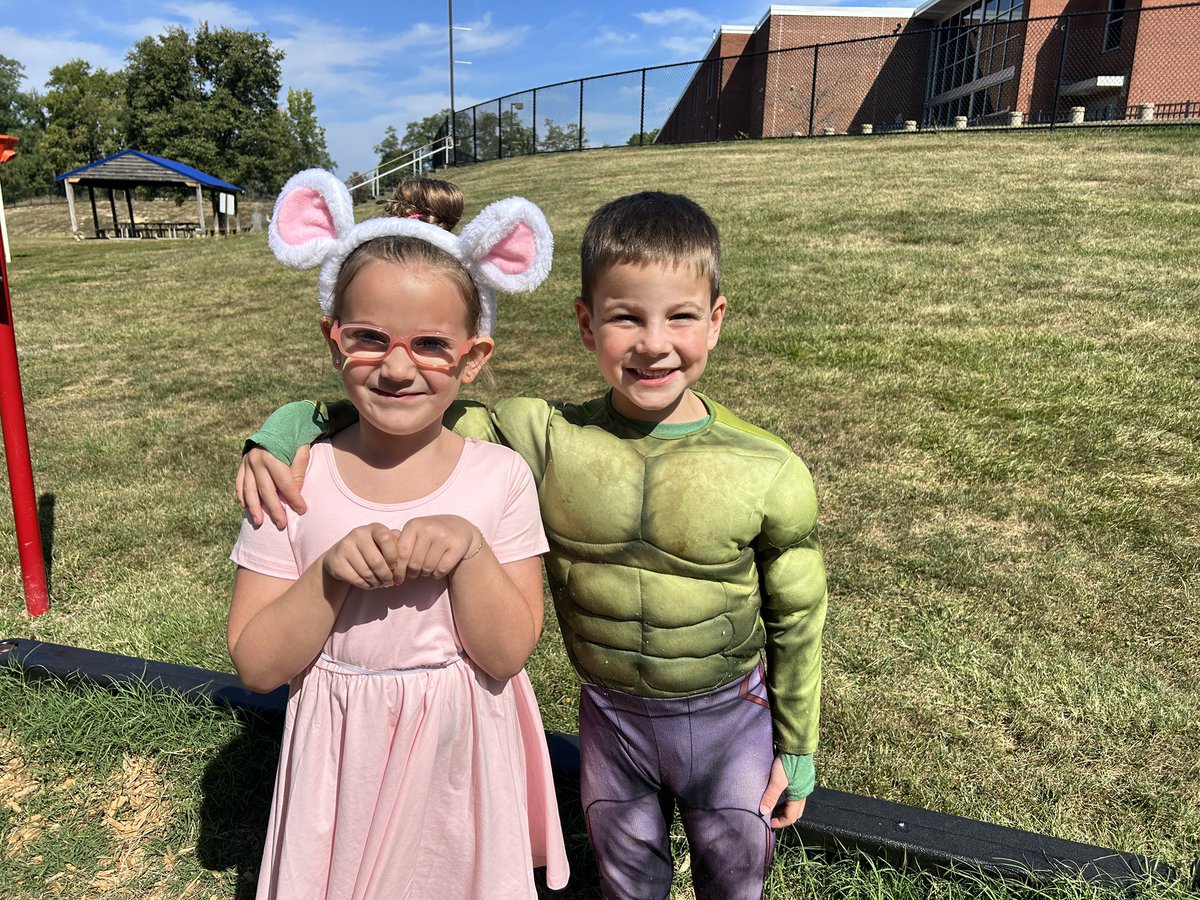 kindergeniuses's tweet photo. Celebrating Kentucky Kids Day with Angelina Ballerina and the Hulk #TMGenuis #kcsdropedintoreading https://t.co/O6plI6h2u2