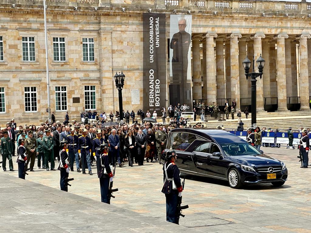 OProtocolo's tweet image. Soldados del Batallón Guardia Presidencial trasladó el féretro del artista a la Catedral Primada de Colombia, donde familiares, congresistas, cuerpo diplomático y el Presidente de la República, Gustavo Petro compañaron la misa concelebrada de despedida al Maestro Fernando Botero.