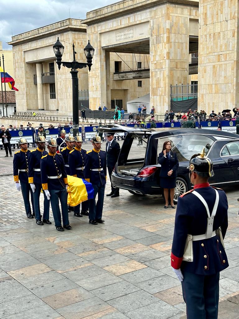 OProtocolo's tweet image. Soldados del Batallón Guardia Presidencial trasladó el féretro del artista a la Catedral Primada de Colombia, donde familiares, congresistas, cuerpo diplomático y el Presidente de la República, Gustavo Petro compañaron la misa concelebrada de despedida al Maestro Fernando Botero.