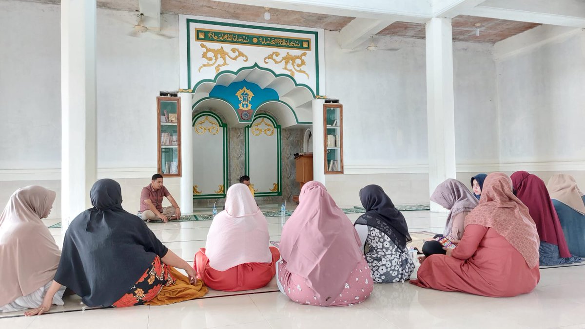H4lim's tweet photo. Menyusun Strategi Pengelolaan Sampah Berbasis  Desa bersama KPM dan Kader Posyandu di Desa Blang Asan, Kec. Peusangan, Kab. Bireuen, Aceh. https://t.co/YjPivH5SxF