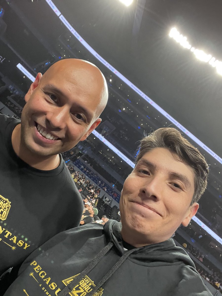 FcoDhc's tweet photo. @maldito_calvo Al contrario, Gracias a ti por hacer posible estos dos magníficos conciertos, y también por traernos nuestras figuras mes con mes #DAM https://t.co/EZNAW3QOpo