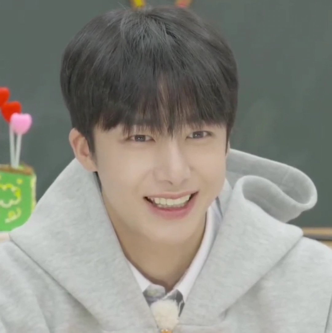 FROMHW2's tweet photo. 정답이게찌? ( ɞ̴̶̷ ·̫ ɞ̴̶̷ )ㅤㅤㅤㅤㅤ  아마따 구호 ː̗̀(ꙨꙨ)ː̖́ https://t.co/CFRTw1UO42