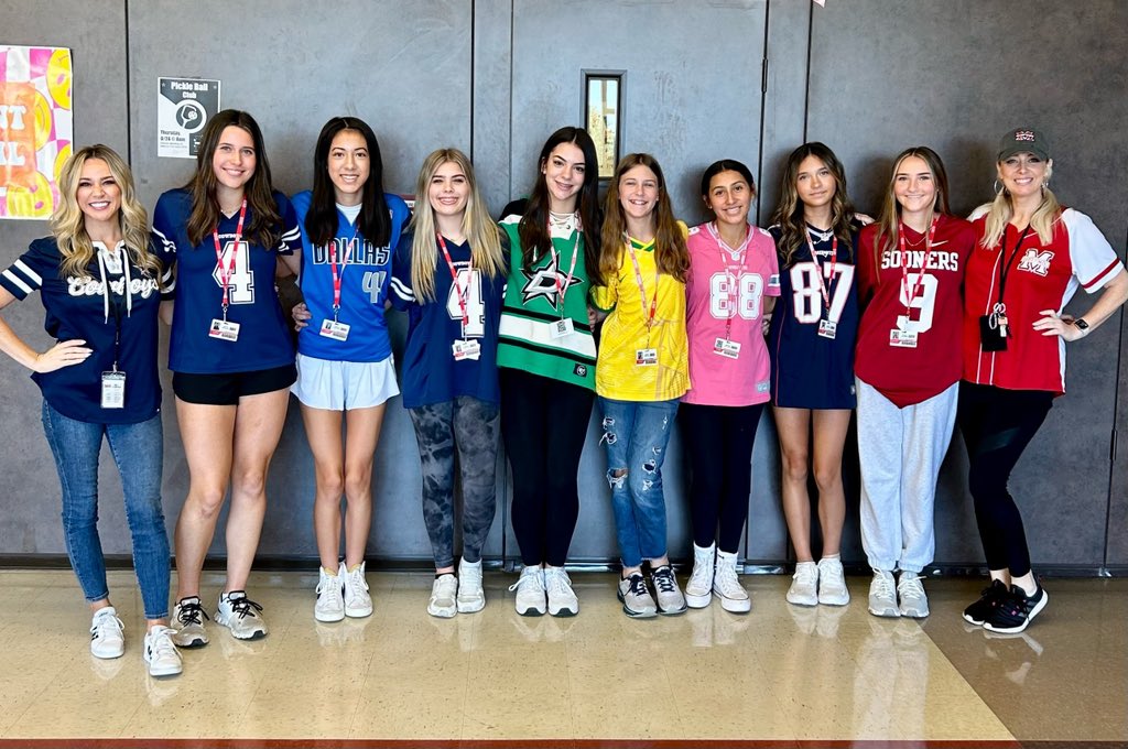 The ✨huddle✨ is real. 🏈 #jerseyday <a href="/MarcusRedNation/">MARCUS RED NATION</a> <a href="/MHS9th/">MHS 9th Grade Campus</a> <a href="/ford_house/">Courtney House</a>