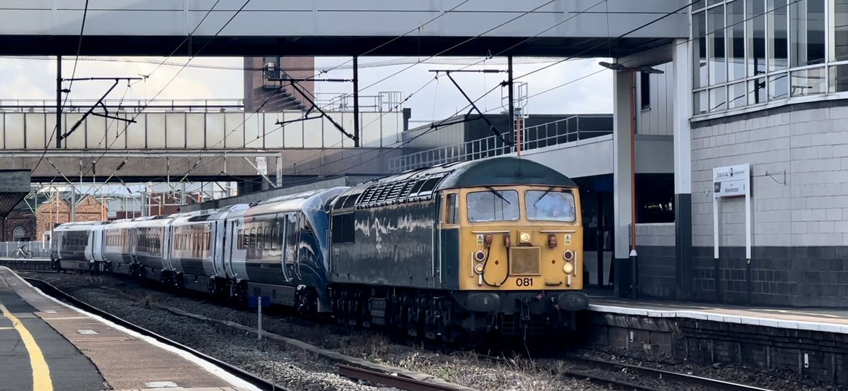 PlatformEdge1's tweet image. Seen it once, why not see it again? 😅

56081 dragging 805005 passing through Wolverhampton heading to Oxley #Class56 #Class805