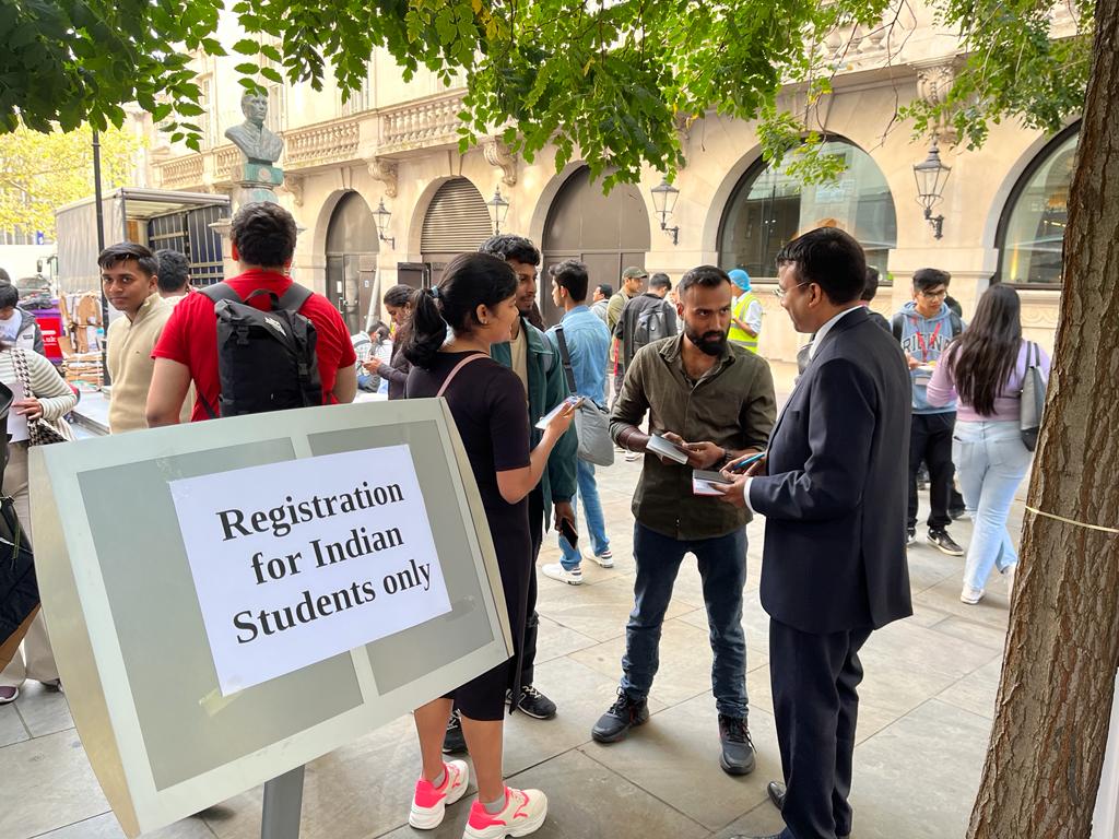 HCI_London's tweet photo. #HomeAwayfromHome 

Come one, come all!! 

Today, we welcomed Indian students to our special kisoks for registration @HCI_London and assistance for opening a local bank account. 

Remember this initiative continues till October 9, only on weekdays from 1230-1430 hrs @VDoraiswami https://t.co/Z2KaZSyMNy