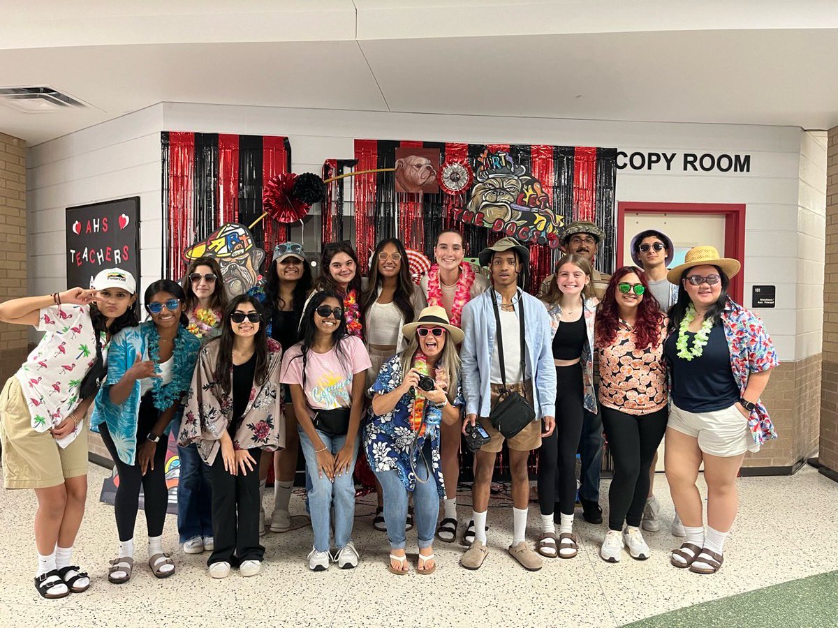 These tourist are pretty cool if you ask me 😎! #hocoday2 #tackytourist #AHSPALS #allin