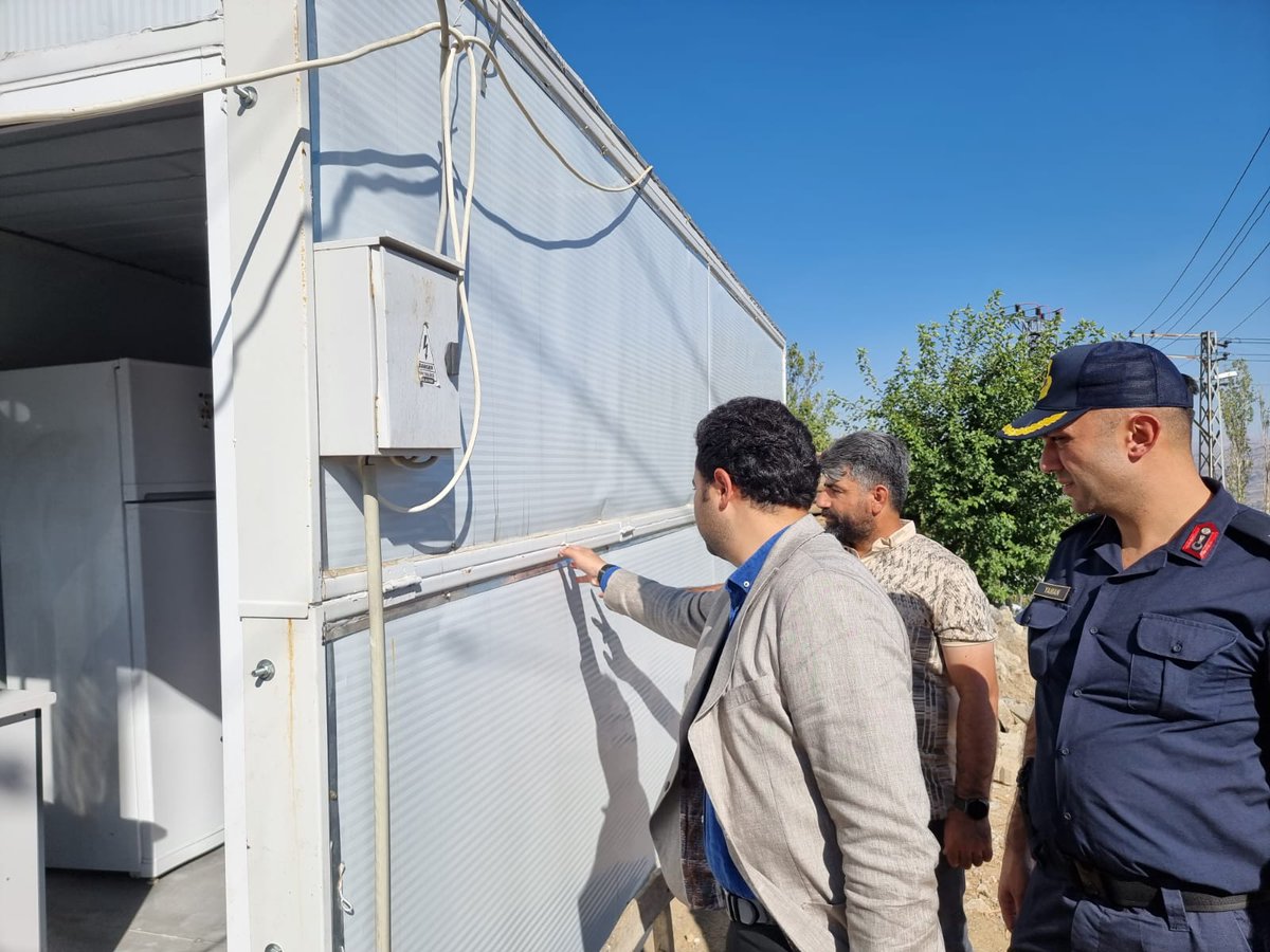 GolbasiAdymnkym's tweet photo. İncelemelerde ve denetlemelerde bulunmak üzere köylerimize ziyarette bulunan Kaymakamımız, Kırsal Konteynerleri yerinde inceleyip denetledi ve 
vatandaşlarımızla sohbet edip talep istek ve önerilerini dinledi. https://t.co/KcjD1J7FIu