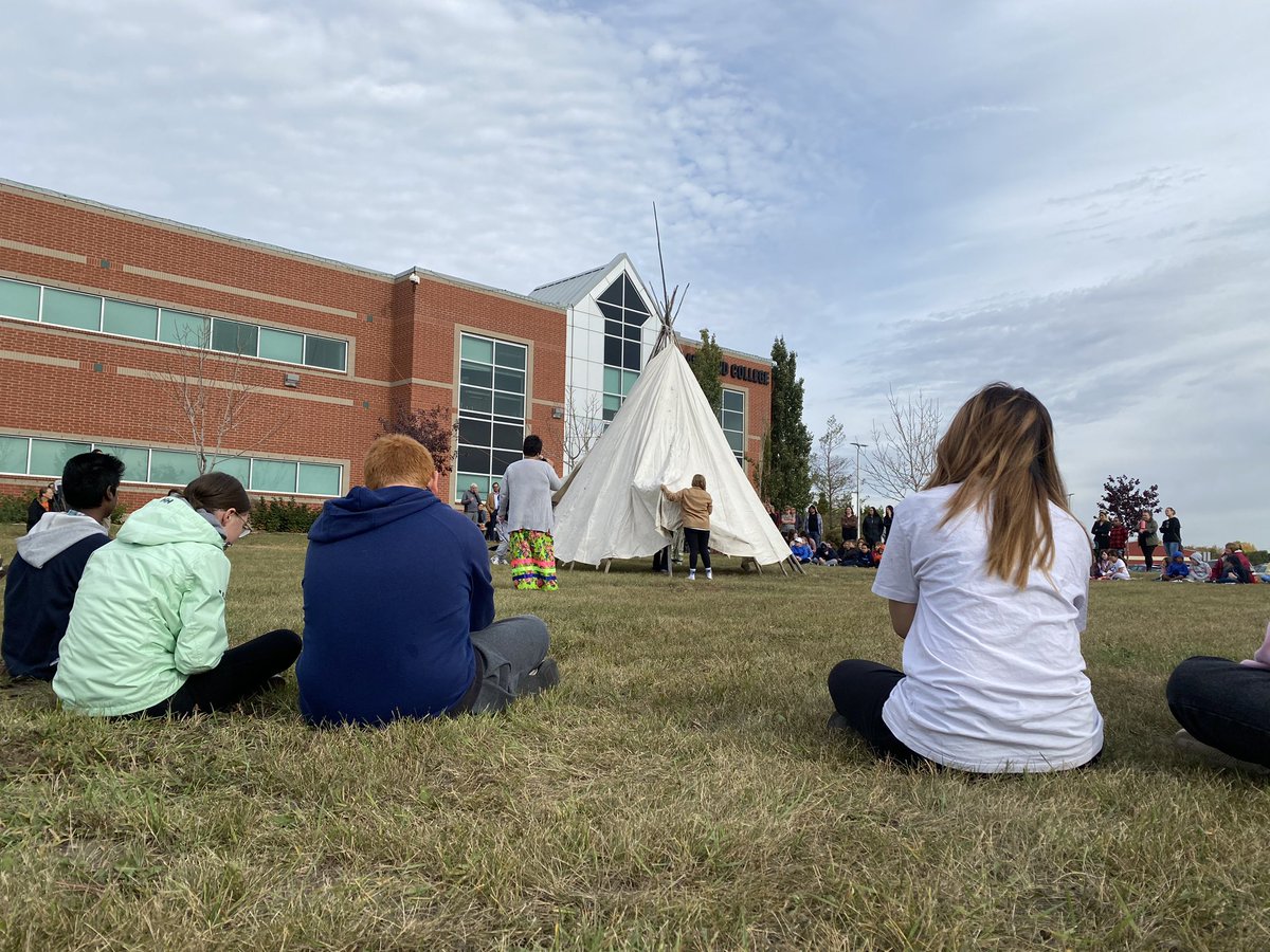 JaceMaki's tweet image. Lloydminster students are witnessing a tipi raising at @LakelandCollege. This event kicks off a week of learning about indigenous culture leading into National Day for Truth &amp;amp; Reconciliation. This tipi will say up for the next few months. #yll
