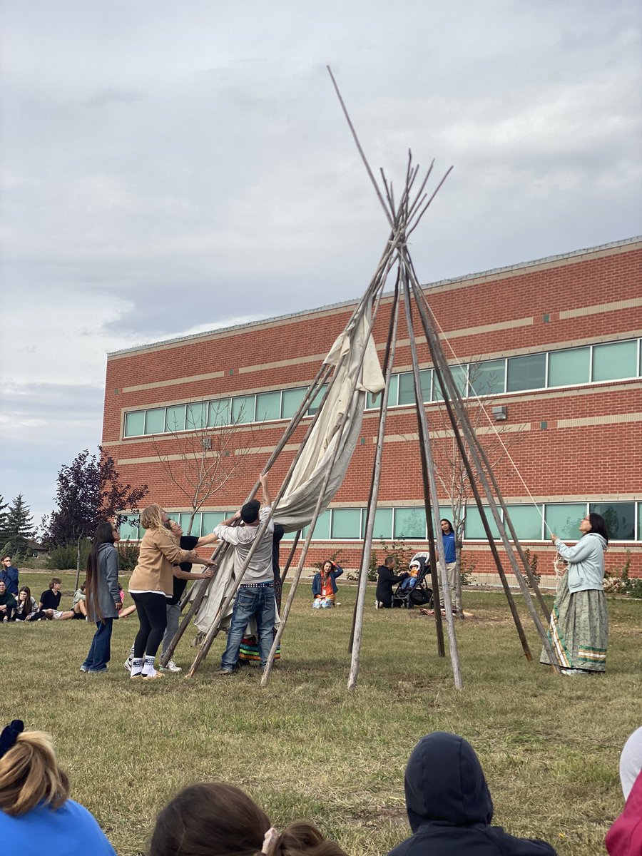 JaceMaki's tweet image. Lloydminster students are witnessing a tipi raising at @LakelandCollege. This event kicks off a week of learning about indigenous culture leading into National Day for Truth &amp;amp; Reconciliation. This tipi will say up for the next few months. #yll