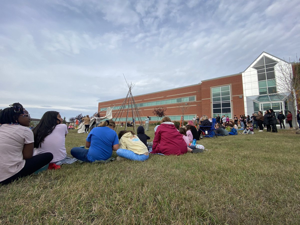JaceMaki's tweet image. Lloydminster students are witnessing a tipi raising at @LakelandCollege. This event kicks off a week of learning about indigenous culture leading into National Day for Truth &amp;amp; Reconciliation. This tipi will say up for the next few months. #yll