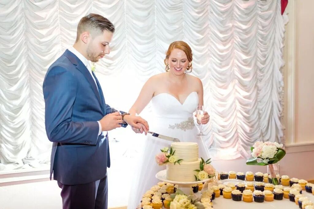 Cake and a smooch😘 

📷: @cor_photography

#smooch #cake #justmarried #loveisintheair #bride #groom #brideandgroom #renaissance #rvawedding #ballroomwedding #ballroomreception #ohwowyes #flashesofdelight instagr.am/p/CxqWOKvSVj2/